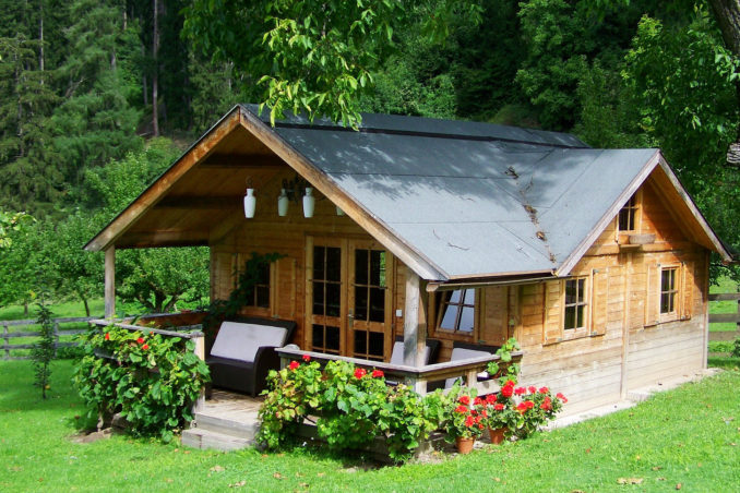 Gemütliches Blockbohlenhaus für den Garten