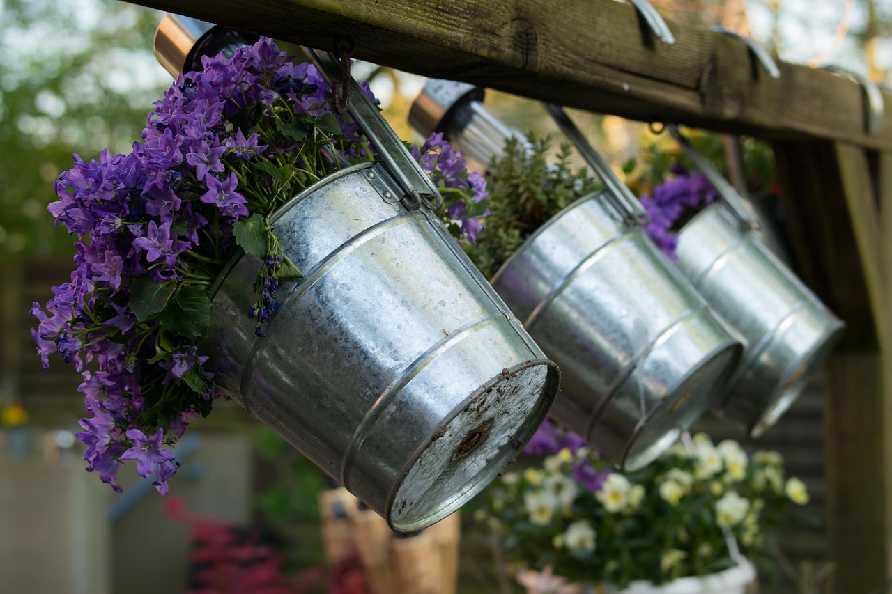 Gartengestaltung Blumen im Eimer