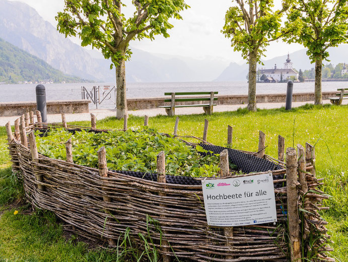 Hochbeet aus flexiblen Ästen