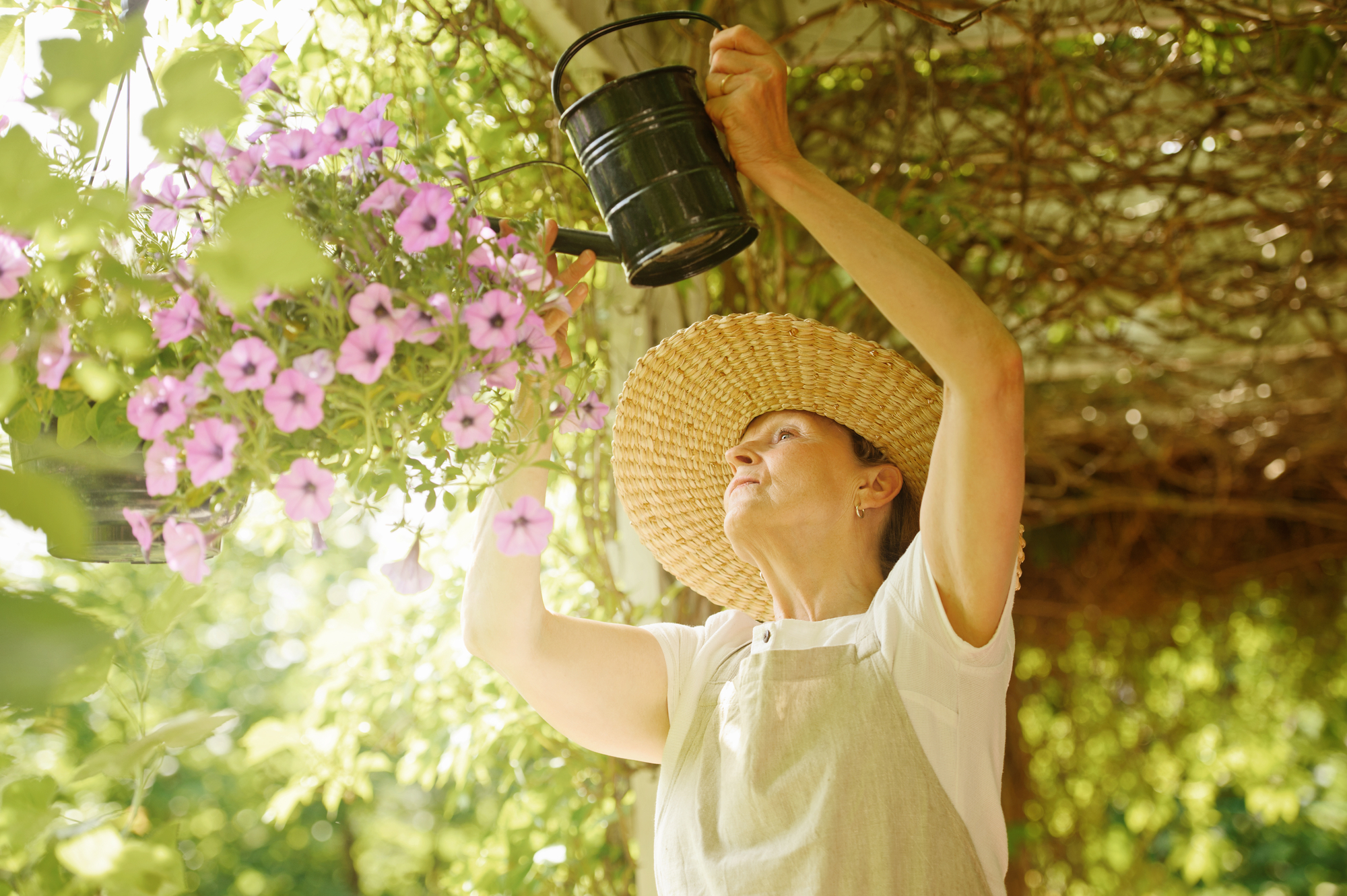 Seniorin beim Blumen gießen ©brendel/depositphotos.com