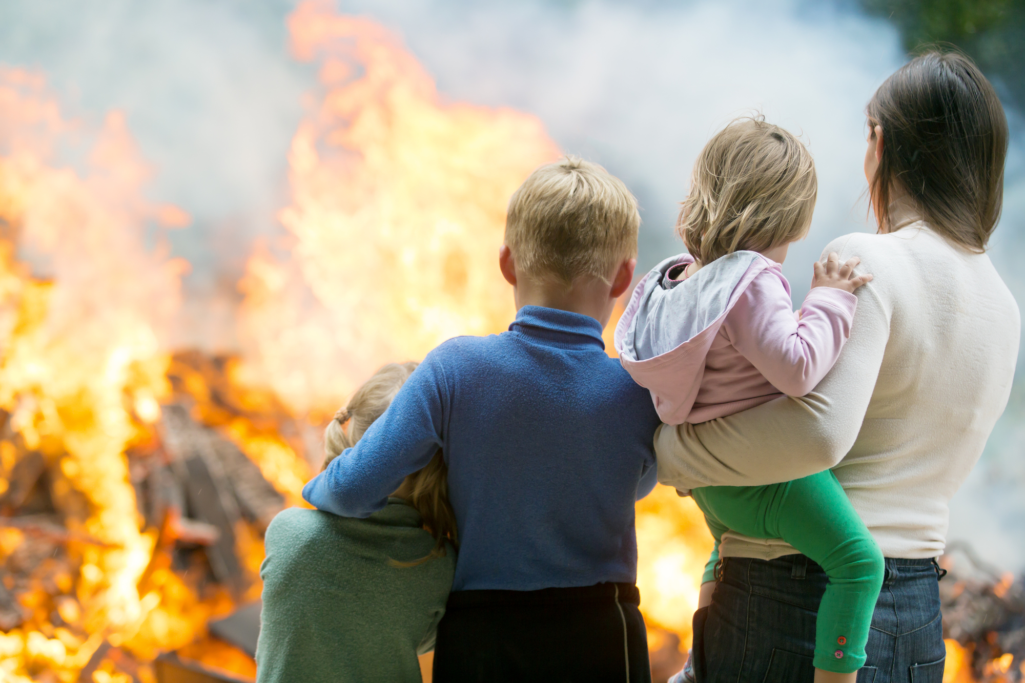 Familie beim Eigeheim Brand ©Bambulla/depositphotos.com