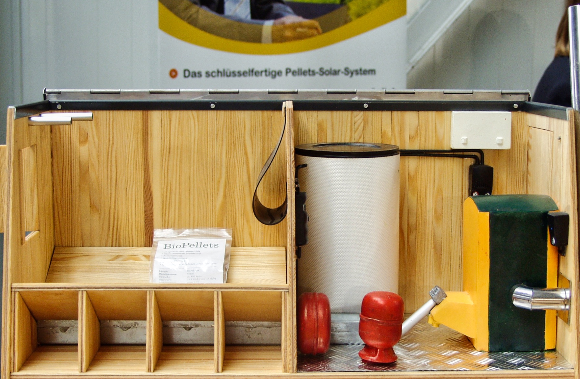 Pelletofen - Heizen mit Erneuerbaren Energien Modell einer Pellet-Zentralheizung mit Pelletlager und Warmwasserspeicher Bild: Florian Gerlach CC BY 3.0