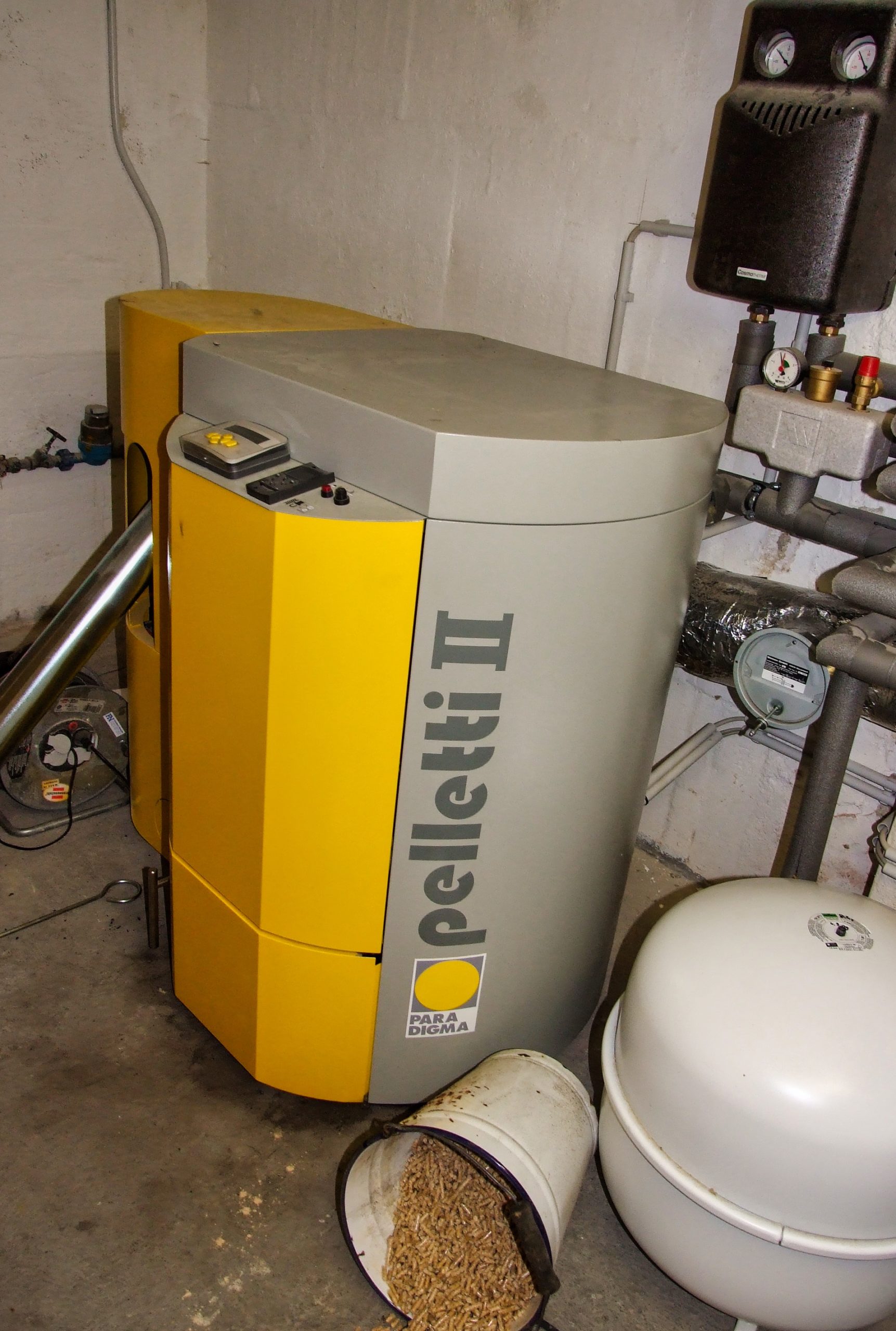 Pelletofen - Heizen mit Erneuerbaren Energien Pelletkessel für Zentralheizung, installiert im Keller eines Wohnhauses. Leitumg: 8 kW Bild: Florian Gerlach CC BY-SA 3.0