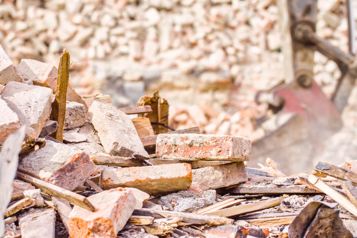 Haus abreißen und neu bauen: Tipps und Tricks Hausabriß Fundament ©PavelPrichystal/depositphotos.com