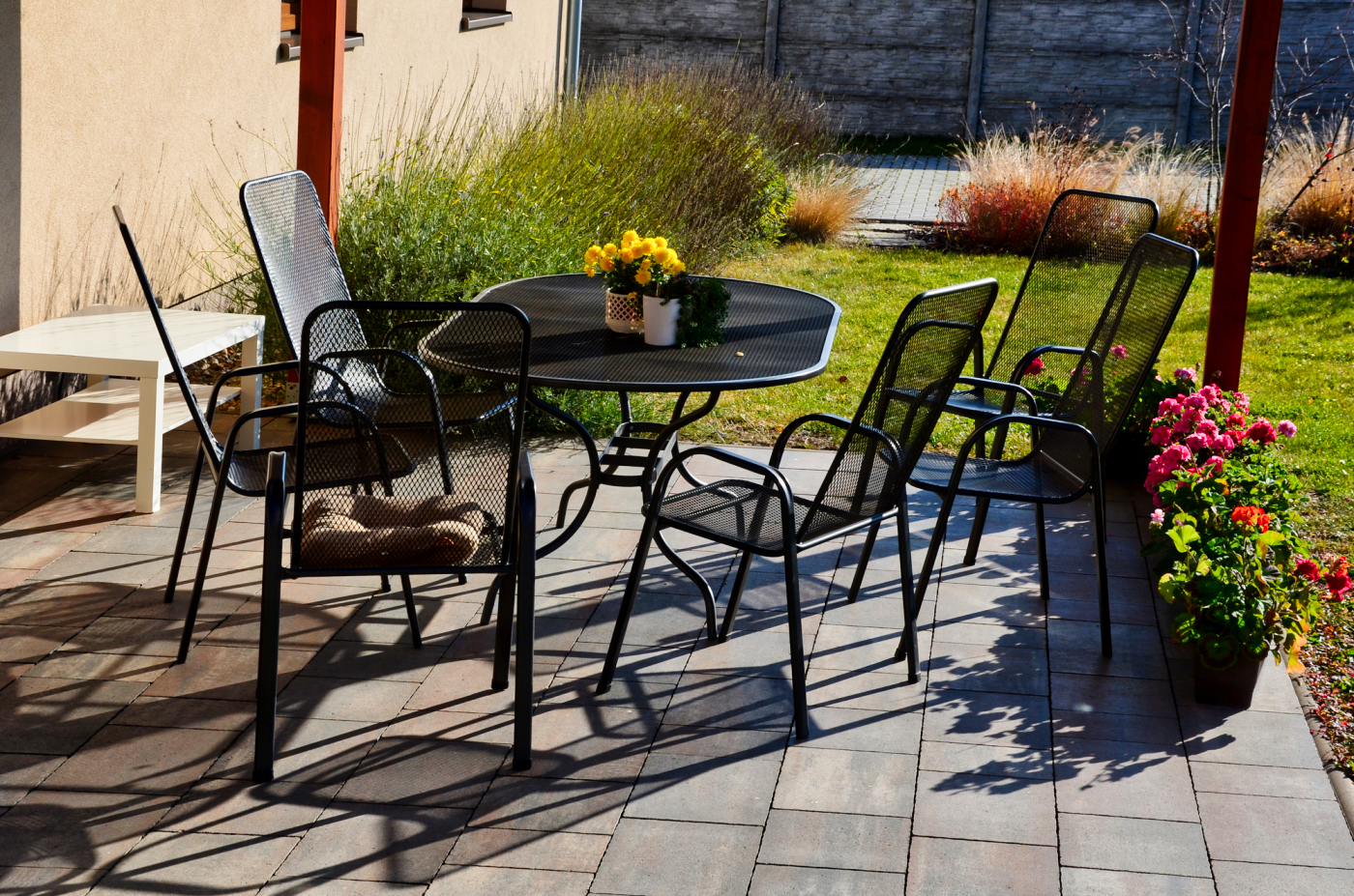 Gartenmöbel richtig pflegen: Tipps für Metall, Holz und Kunststoff Gartenmöbel aus Metall / ©vergl@centrum.cz/depositphotos.com