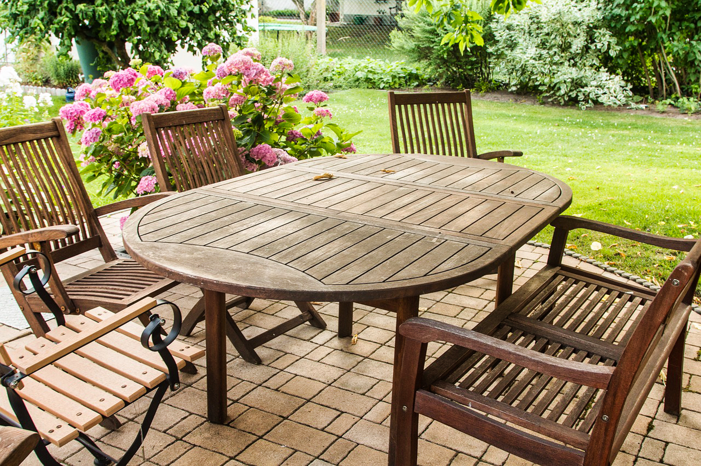 Gartenmöbel richtig pflegen: Tipps für Metall, Holz und Kunststoff Ungeschützter Gartentisch aus Holz