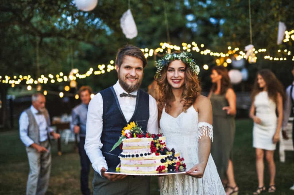 Gartenhochzeit - 10 Punkte die du beachten solltest Hochzeitstorte im Garten