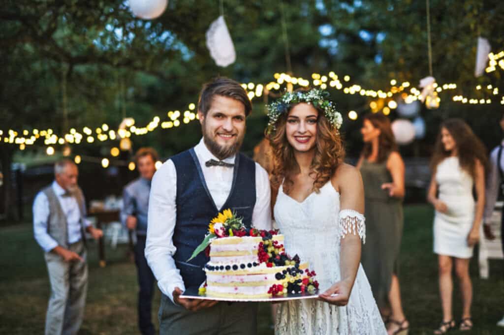 Hochzeitstorte im Garten