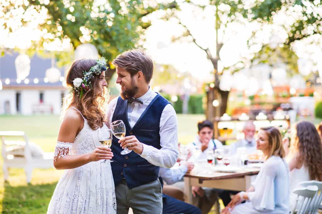 Lustige Gartenhochzeit