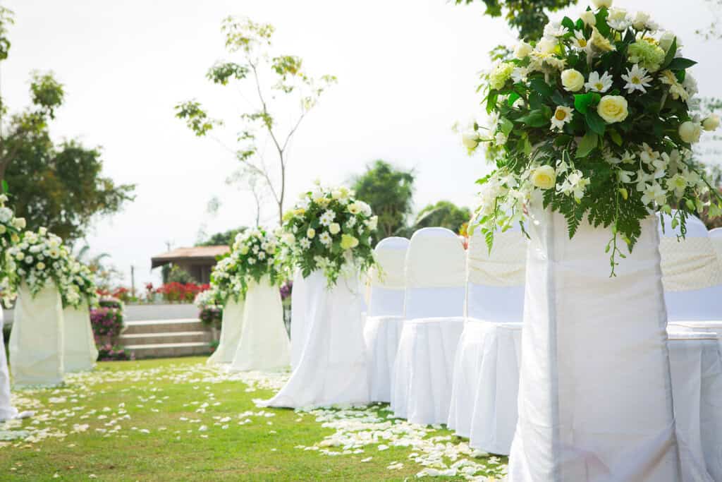 Dekoration bei einer Gartenhochzeit 