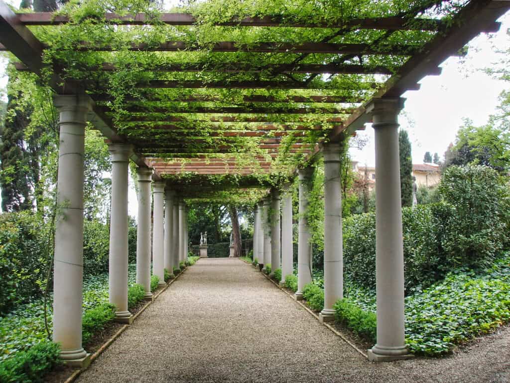 Pergolamarkise - Das sollte man wissen Von Säulen getragene Pergola im Garten