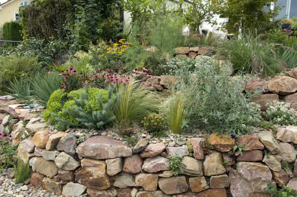 Naturstein im Garten – die schönsten Gestaltungsmöglichkeiten für den Außenbereich Mauer aus Bruchsteinen