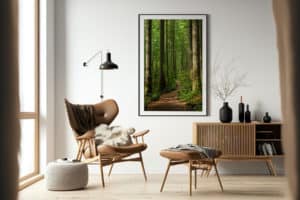 Poster im Hochformat mit Waldlandschaft für das Wohnzimmer