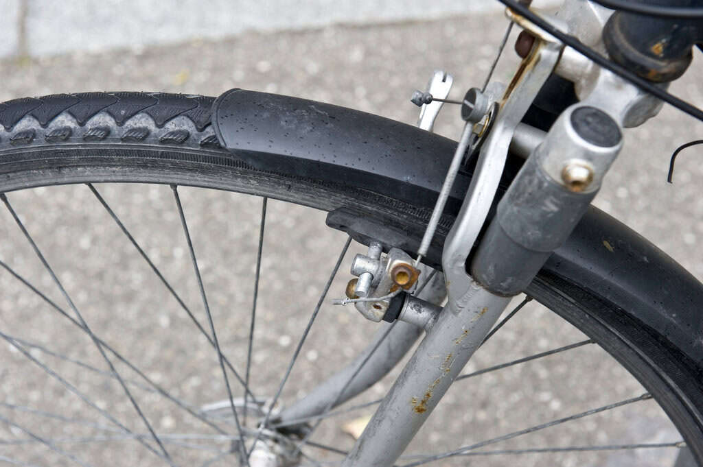 Die Vor- und Nachteile einer eigenen Fahrradgarage Angerostetes Fahrrad was immer im Freien steht