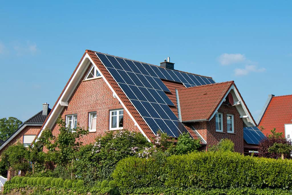 Nachhaltig im Haushalt: So gelingt der Umschwung auf Ökostrom Photovoltaikanlage auf Einfamilienhaus