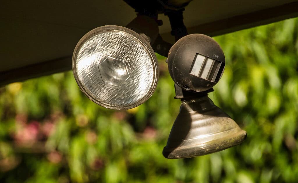 Einbruchschutz 🔒 Den Garten einbruchsicher machen Bewegungsmelder mit Lampe