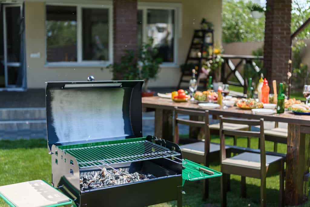 Dekorierter Gartentisch beim Grillabend