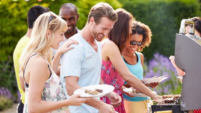 Grillabend im Garten mit Freunden