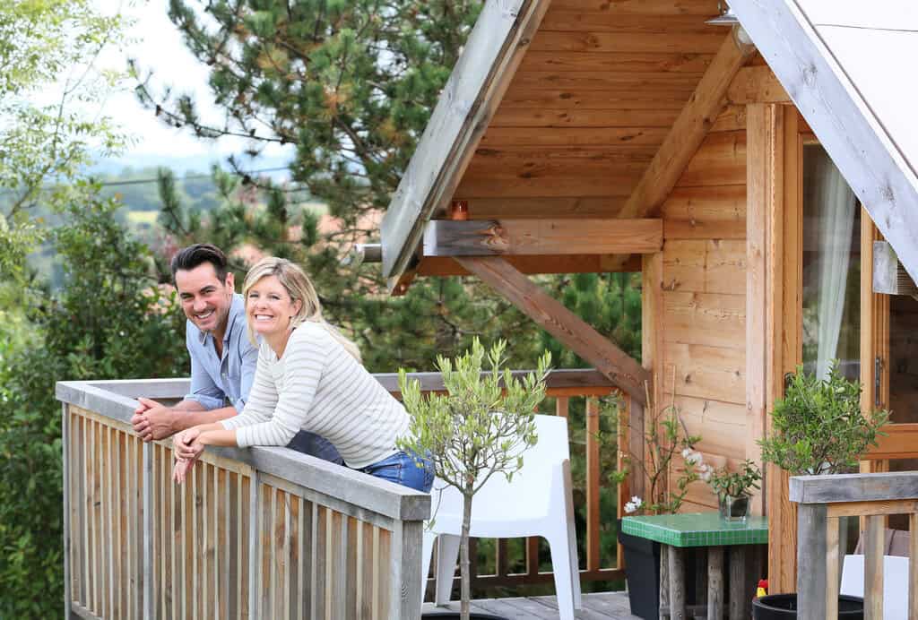 Familie in Blockhaus im Garten 