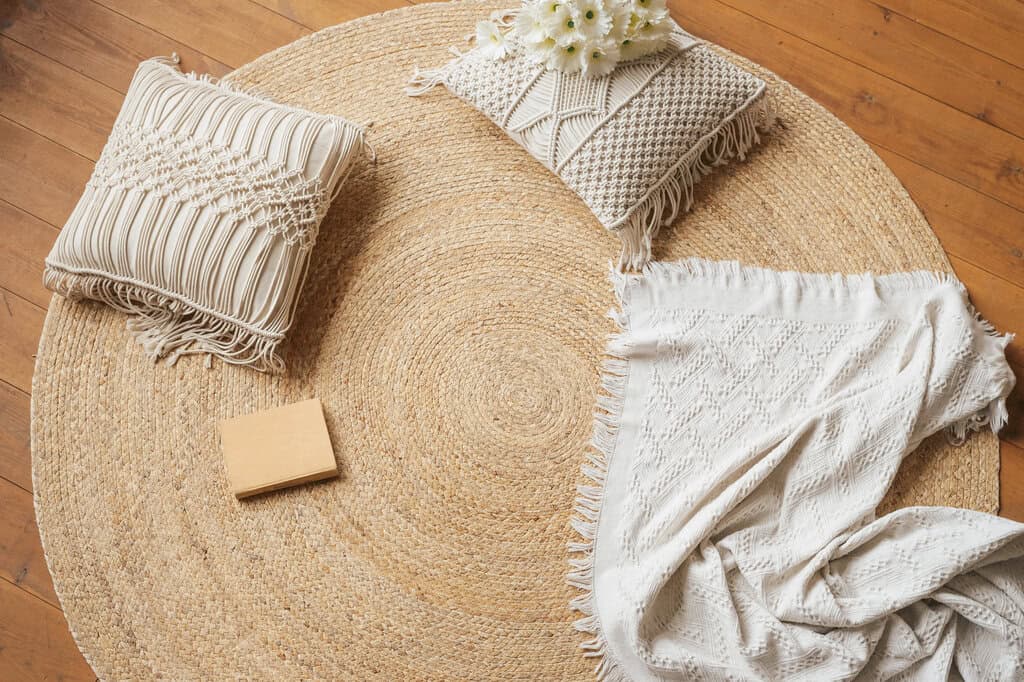 Ein Jute Teppich als die umweltfreundliche und nachhaltige Wahl Jute Teppich mit Kissen