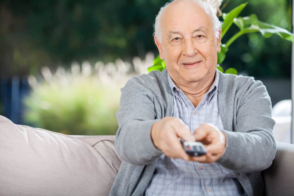 Opa im Garten beim Fernseher gucken