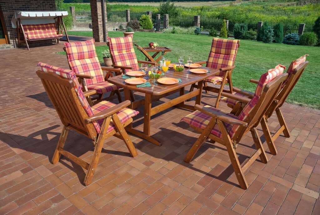Teakholz ▶ wissenswerte Fakten über die beliebte Holzsorte Teakholz Gartenmöbel mit passenden Sitzkissen
