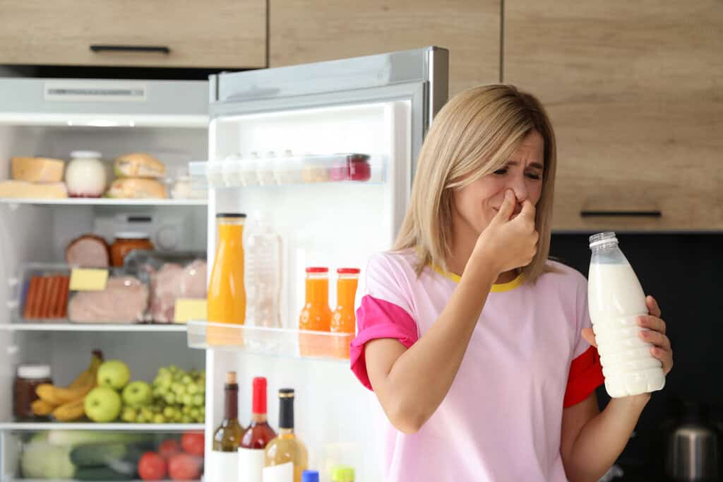 Verdorbene Milch im Kühlschrank 