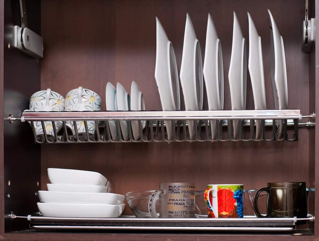 Tellerfach im Küchenschrank